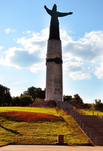 Монумент Матери Покровительнице - Чебоксары фото